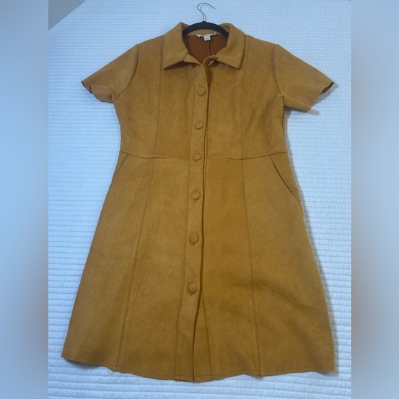 🍂🍁Fall Outfit! Faux Suede Button Up Dress. Gold Color. Short Sleeves. Size M. - Picture 4 of 9